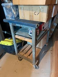 Carrello in metallo con ruote