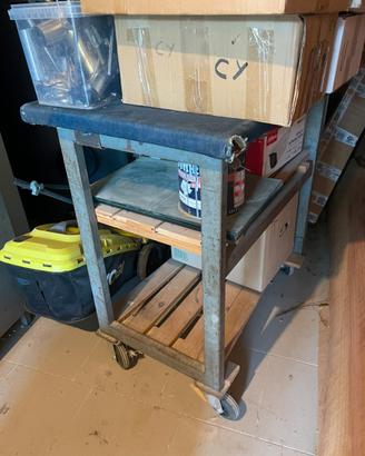 Carrello in metallo con ruote