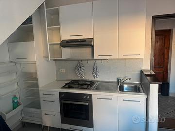 Cucina bianca completa di frigo