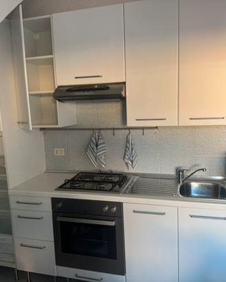 Cucina bianca completa di frigo