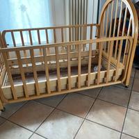 Lettino in legno con rifinitute di pregio e matera