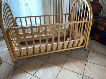 Lettino in legno con rifinitute di pregio e matera