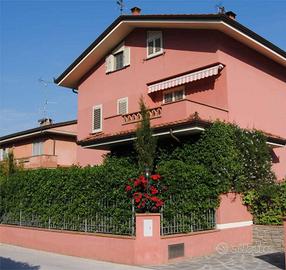 Casa indipendente di 200 m² con più di 5 locali a 