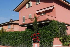 Casa indipendente di 200 m² con più di 5 locali a 