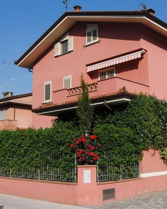 Casa indipendente di 200 m² con più di 5 locali a 
