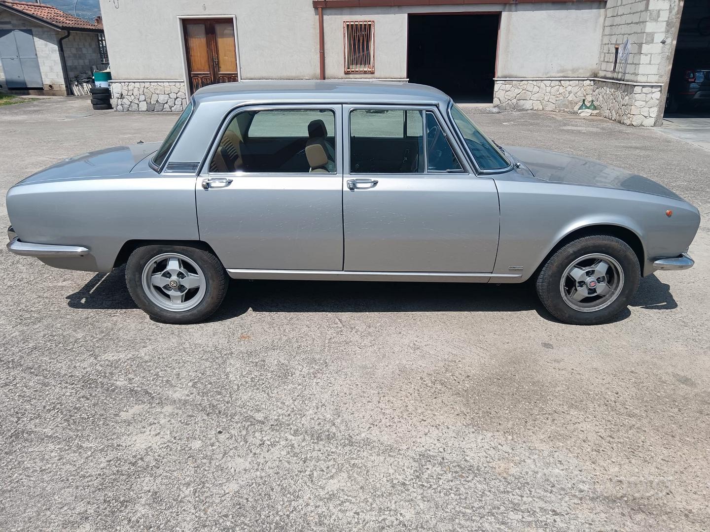 Alfa Romeo Giulia 2000 1972 photo 2
