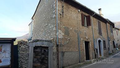 CASA SEMINDIPENDENTE A VICO NEL LAZIO