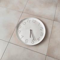 orologio da parete bianco a batterie