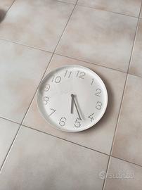 orologio da parete bianco a batterie