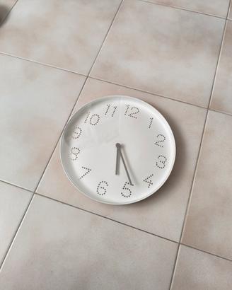 orologio da parete bianco a batterie