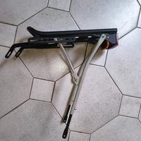 Portapacchi posteriore bicicletta.