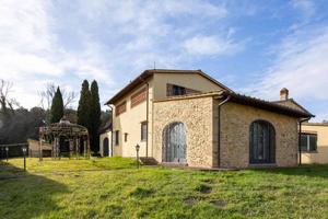 Rustico / Casale di 548 m² con più di 5 locali a M