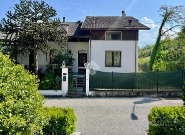 VILLA A SCHIERA A MONTECALVO VERSIGGIA