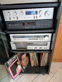 mobile con impianto stereo e casse