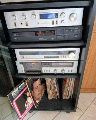mobile con impianto stereo e casse