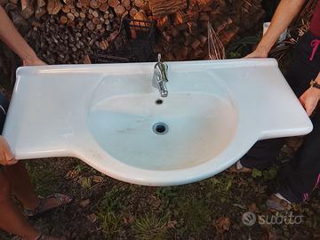 Lavandino e mobile sottostante