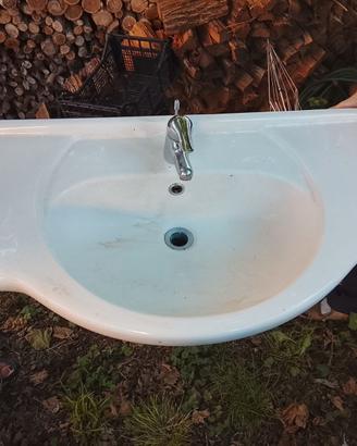 Lavandino e mobile sottostante