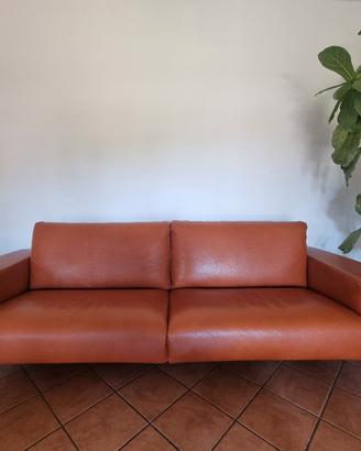 divano fattura artigianale in pelle   
