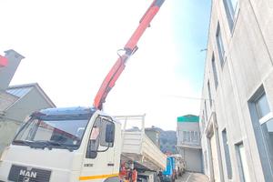 Autocarro MAN con gru e ribaltabile