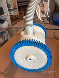 Robottino pulisci fondo piscina