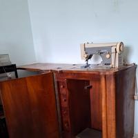 Macchina da cucire Necchi con mobiletto in legno