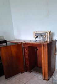Macchina da cucire Necchi con mobiletto in legno