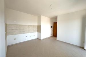 Pari al Nuovo, Trivano con Balcone e P.Auto