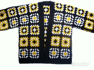 cardigan realizzato all'uncinetto, granny square