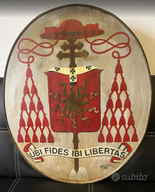 Stemma araldico ecclesiastico in ferro dipinto a m