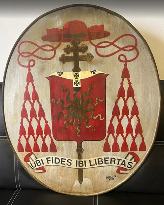 Stemma araldico ecclesiastico in ferro dipinto a m