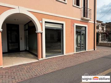 Negozio/ufficio al piano terra fronte strada