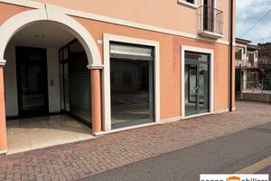 Negozio/ufficio al piano terra fronte strada