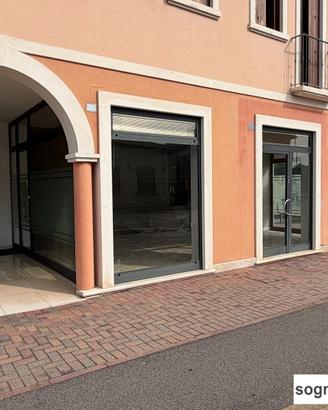 Negozio/ufficio al piano terra fronte strada