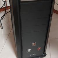 Monitor con case e tastiera