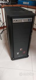 Monitor con case e tastiera