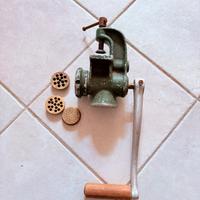 Antico tritacarne manuale in ghisa