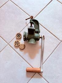 Antico tritacarne manuale in ghisa