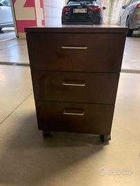 Cassettiere/ comodini in legno con ruote