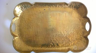 Vassoio Antico in Ottone Battuto