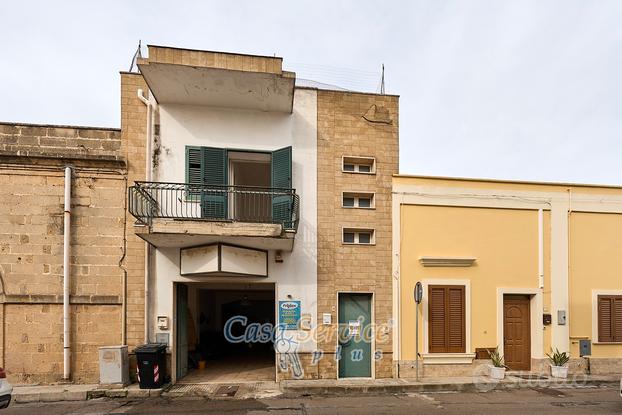 Abitazione e locale deposito, in zona centrale