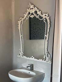 Specchio barocco tinto in bianco