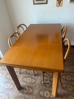 Tavolo in noce con sedie