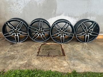 4 cerchi 218 della Mercedes..