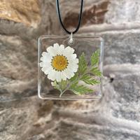 collana con ciondolo in resina