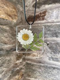 collana con ciondolo in resina