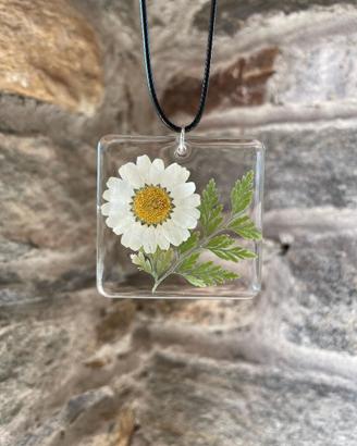 collana con ciondolo in resina