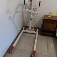 Sollevatore elettrico con alzata da terra disabili