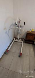 Sollevatore elettrico con alzata da terra disabili