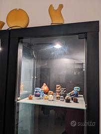 Vetrine con ripiani e illuminazione