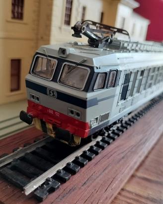 Locomotiva E 633 ( Tigre ) più carrozze 